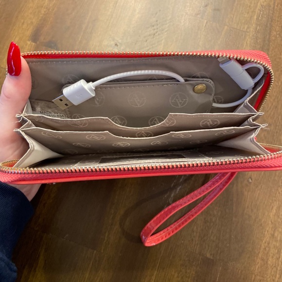 Portable charger wallet - Picture 3 of 3